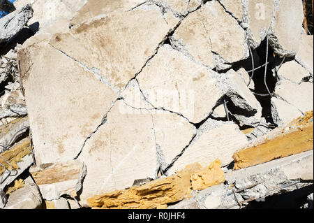 Détail d'un mur effondré à un site de démolition de bâtiments. Banque D'Images