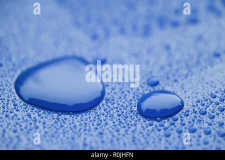 Waterdrops Gros plan sur bleu céramique surface de la peinture, l'accent peu profondes Banque D'Images