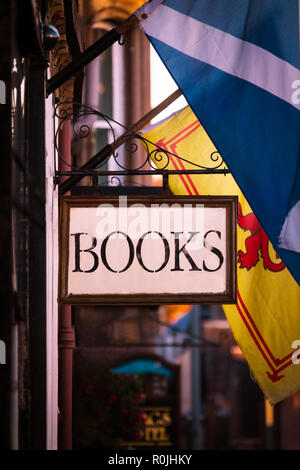 Inscrivez-vous à l'extérieur d'un livre Vintage Shop à Stirling, Ecosse, Royaume-Uni Banque D'Images