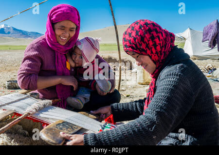 Deux femmes sont textiles tissage nomade devant leur tente à une altitude de 4.600 m au-dessus du niveau de la mer, dans la zone près de Tso Moriri Changtang. Une femme est Banque D'Images