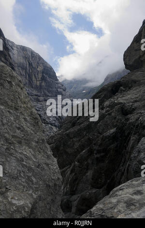 Jusqu'à la gorge de la partie supérieure de la Schwarze Lütschine vers sa source au museau de l'Oberer Grindelwaldgletscher (partie supérieure du Glacier de Grindelwald) Banque D'Images