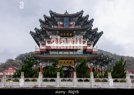 Temple bouddhiste en haut de la montagne Tianmen, Hunan Banque D'Images