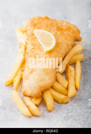 La traditionnel fish and chips avec tranche de citron sur fond noir en blanc. Banque D'Images