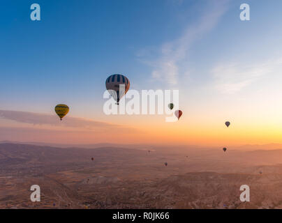 Vue imprenable sur le lever du soleil. Hot Air Balloon Cappadoce, Turquie. Banque D'Images