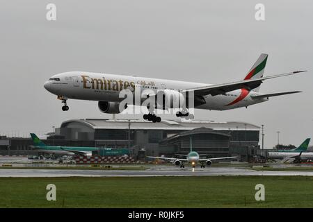 Unis Boeing 777-300 ER L'atterrissage à l'aéroport de Dublin. Banque D'Images