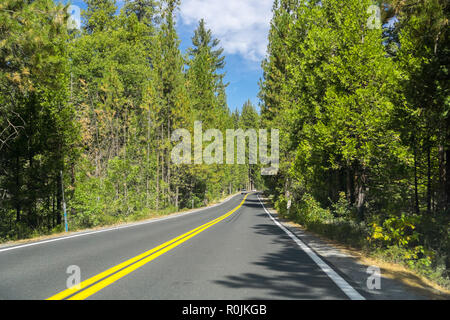 La conduite dans la Sierra montagnes vers Sonora pass, Californie Banque D'Images