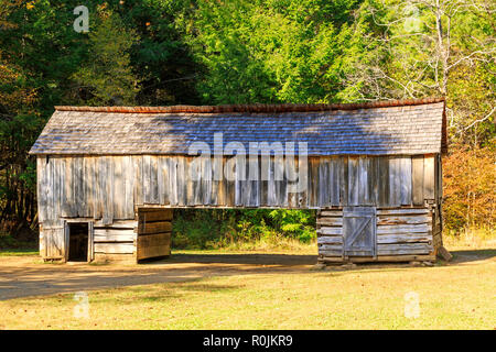 Lit double dans la grange du Moulin de Cades Cove, zone historique, Smoky Mountains National Park Banque D'Images