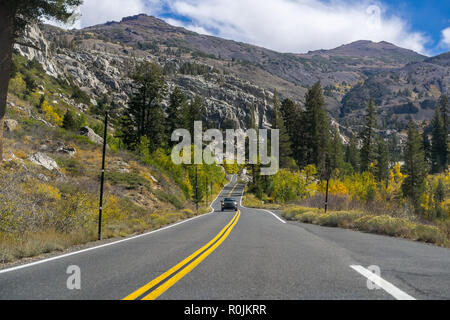 La conduite dans la Sierra montagnes vers Sonora pass sur un jour d'automne ensoleillé, en Californie Banque D'Images