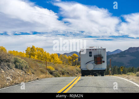 RV voyager dans Sonora Pass dans la partie Est de la Sierra montagnes en automne, en Californie Banque D'Images