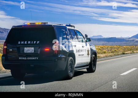 Septembre 29, 2018 Lee Vining / CA / USA - Mono County Sheriff de voitures de conduite sur l'autoroute 395, l'Est de la Sierra montagnes Banque D'Images