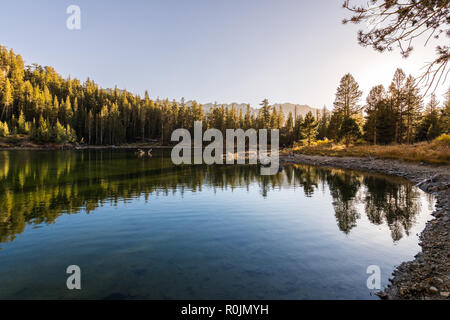 Vue du coucher de Heart Lake dans la région de Mammoth Lakes dans l'Est de la Sierra Montagnes, John Muir Wilderness, Californie Banque D'Images