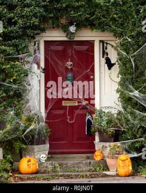 Décorations d'Halloween à l'avant porte de cottage Banque D'Images