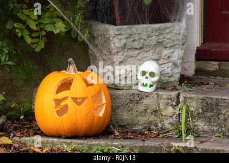 Décorations d'Halloween à l'avant porte de cottage Banque D'Images