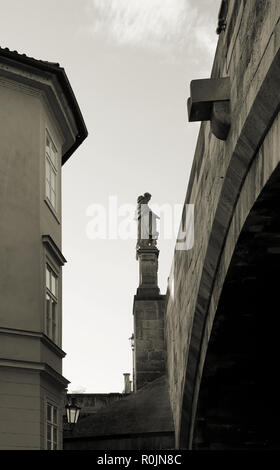 La figure de Saint Nicholas à pont Charles à Prague Banque D'Images
