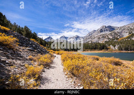 Sentier de randonnée de la vallée des lacs sur une journée d'automne ensoleillée, à la suite de la rive du lac Long dans l'Est de Sierras ; John Muir Wilderness ; Californie Banque D'Images