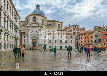 Venise, Italie, JANVIER - 2018 - hiver jour de pluie urbaine à Campo San geremia square dans la ville de Venise, Italie Banque D'Images