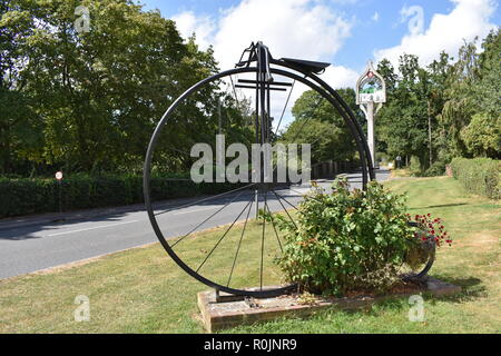 Penny Farthing Sissinghurst Créé pour commémorer la visite du Tour de France le 8 juillet 2007. Banque D'Images
