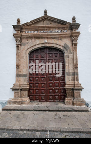 Tenerife, Espagne - septembre 2018 : Belle vieille porte de bois de l'église de Santa Ana (Iglesia de Santa Ana) en Garachico Banque D'Images