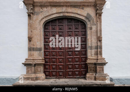 Vieille porte en bois décoré - magnifique porte de l'église - Banque D'Images