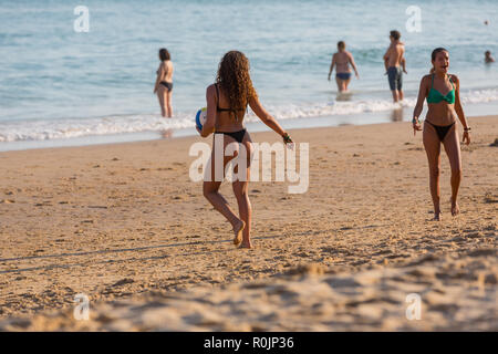 VILA DO BISPO, PORTUGAL - 21 août 2018 : les gens à la célèbre plage de Salema à Vila do Bispo. Cette plage fait partie d'un célèbre région touristique d'Alg Banque D'Images