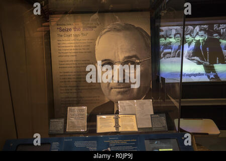 Le président Harry Truman et son action controversée concernant la Corée est expliqué dans un affichage à la Constitrution Centre Musée de Philadelphie, Pennsylvanie. Banque D'Images