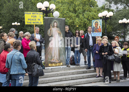 Groupe de paroissiens catholiques polonais prier publiquement pour la paix mondiale à Union Square à New York. Banque D'Images