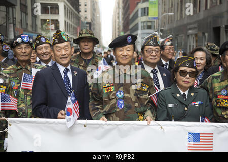 Korean Day Parade à New York passe à travers Manhattan le long de la 6ème Avenue dans la ville de Corée dans l'ouest de la 32e Rue. Les anciens combattants du Vietnam coréo-américaine mars fièrement dans le défilé. Banque D'Images