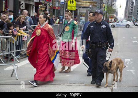 Korean Day Parade à New York passe à travers Manhattan le long de la 6ème Avenue dans la ville de Corée dans l'ouest de la 32e Rue. L'unité de lutte contre le terrorisme de la police est maintenant visible à tous les défilés de New York. Banque D'Images