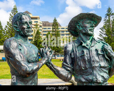 La tombée des sauveteurs statue en bronze par Alan Somerville sur Goldstein Réserver Coogee Beach Sydney NSW Australie. Banque D'Images