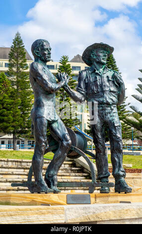 La tombée des sauveteurs statue en bronze par Alan Somerville sur Goldstein Réserver Coogee Beach Sydney NSW Australie. Banque D'Images