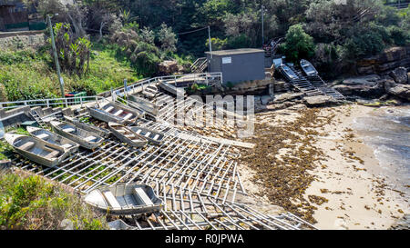 Dériveurs aluminium sur cadre en bois rampe dans Gordon Bay Sydney NSW Australie. Banque D'Images