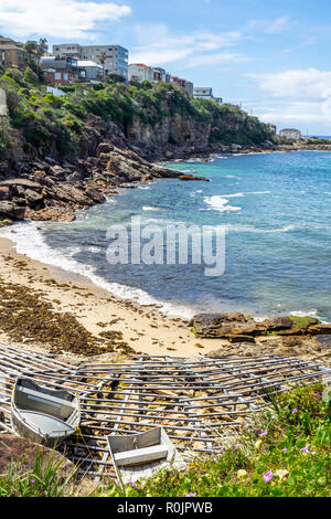 Dériveurs aluminium sur cadre en bois rampe dans Gordon Bay Sydney NSW Australie. Banque D'Images