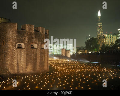 Voir des milliers de torches allumées pour se souvenir de l'Armistice de la Première Guerre mondiale centenaire à la Tour de Londres, Novembre 2018 Banque D'Images