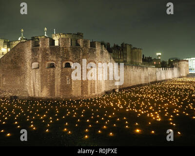 Voir des milliers de torches allumées pour se souvenir de l'Armistice de la Première Guerre mondiale centenaire à la Tour de Londres, Novembre 2018 Banque D'Images