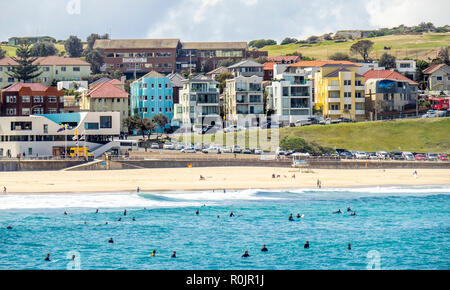 Surfers dans l'océan à Bondi Beach Sydney NSW Australie. Banque D'Images