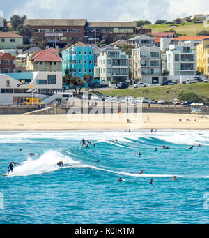 Surfers dans l'océan à Bondi Beach Sydney NSW Australie. Banque D'Images