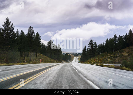 Voyageant sur l'autoroute à travers les montagnes de la Sierra de l'Est près de la région du lac juin, Mono County, Californie Banque D'Images