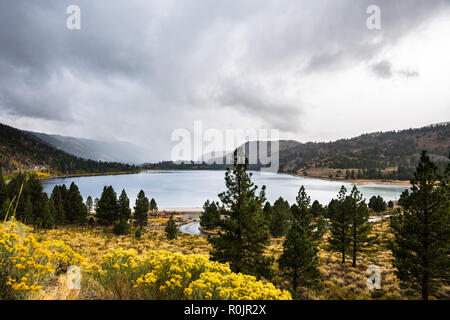 Vue aérienne de juin sur le lac un jour de pluie d'automne, l'Est de la Sierra montagnes, Californie Banque D'Images