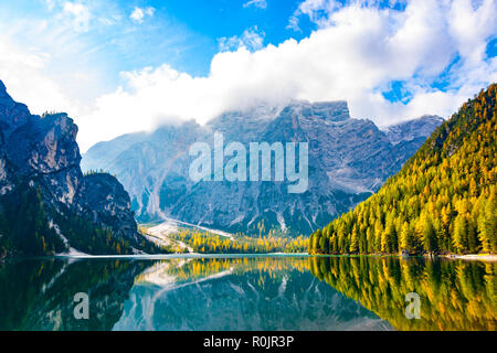 Vue paysage du sud du lac Braies (Prags), Brunico, Bolzano, Trentin-Haut-Adige, Italie, Europe Banque D'Images