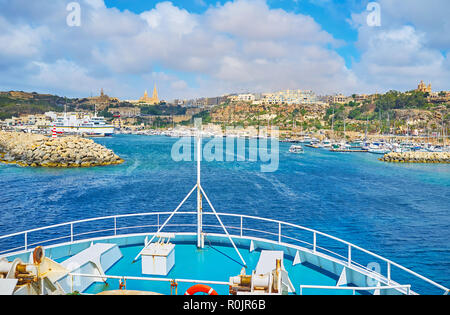 Le transbordeur roulier arrive à la ville de Mgarr harbour 13/15 sur l'île de Gozo, Malte. Banque D'Images
