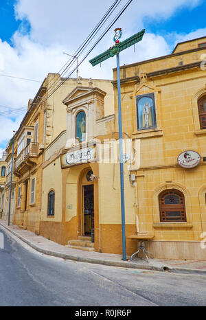 NADUR, MALTE - 15 juin 2018 : La ruelle du village, situé sur la colline de l'Est de l'île de Gozo, les cottages sont décorés avec des images de Banque D'Images