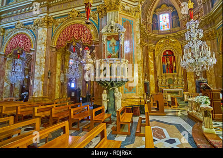 NADUR, MALTE - 15 juin 2018 : le chef-d'chaire sculptée de Saint Pierre et Paul basilique avec statues en pierre d'Adam et Eve avec Apple, l'UEDN permanent Banque D'Images