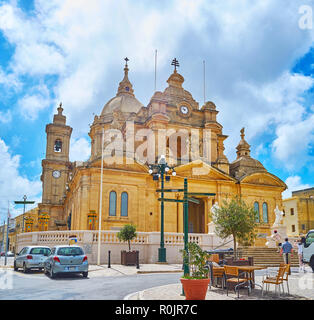 NADUR, MALTE - 15 juin 2018 : la superbe façade de la Basilique St Pierre et Paul avec grand dôme, horloge de clocher et façade sculptée, décorée de mur Banque D'Images