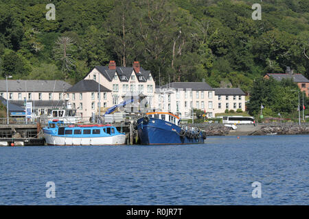 Le front de mer de Kenmare, dans le comté de Cork en Irlande avec l'hôtel Eccles en arrière-plan. Banque D'Images