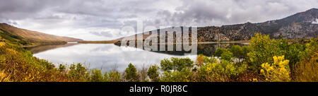 Vue panoramique sur le lac d'argent dans la région du lac juin dans l'Est de la Sierra montagnes, Californie Banque D'Images