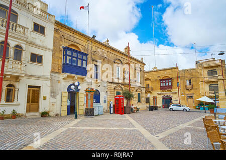 NADUR, MALTE - 15 juin 2018 : demeures historiques en place du marché du village, certains d'entre eux sont transformés en cafés et magasins, le 15 juin à Nadur Banque D'Images