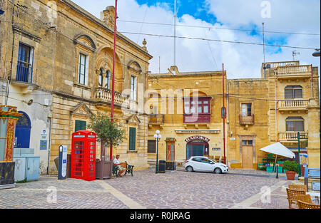 NADUR, MALTE - 15 juin 2018 : la place du marché avec des édifices historiques et classic British red telephone box, le 15 juin à Nadur. Banque D'Images