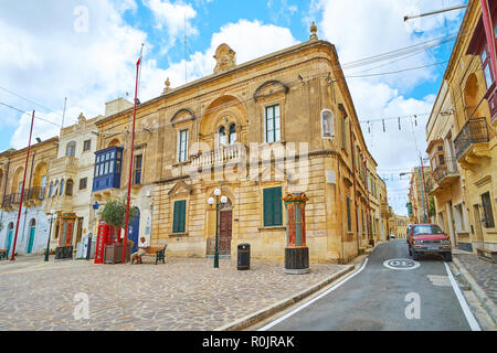 NADUR, MALTE - 15 juin 2018 : Le paysage pittoresque du village avec vue sur les bâtiments de la place du marché, le 15 juin à Nadur. Banque D'Images