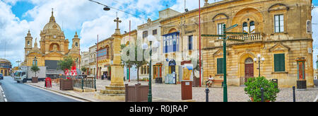 NADUR, MALTE - 15 juin 2018 : Panorama de la place du marché avec de vieux édifices, croix de pierre (Salib tad-Dejma) et grand St Peter et Paul's Basilica, o Banque D'Images