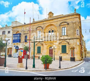 NADUR, MALTE - 15 juin 2018 : Profitez de l'agréable promenade le long des rues du village historique avec une vue panoramique sur les demeures et monuments médiévaux, sur Banque D'Images